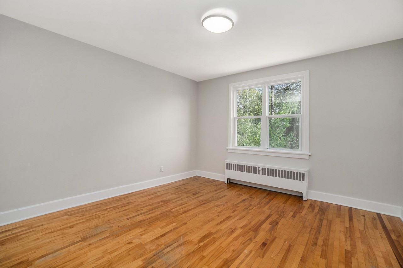 21 Chapleau Ave - Photo 4 of 6