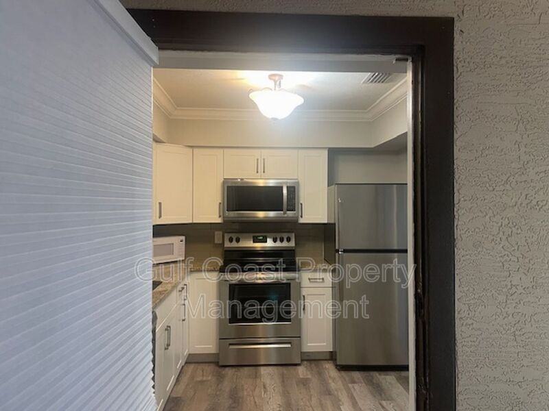 811 42nd St #C - Photo 3 of 14