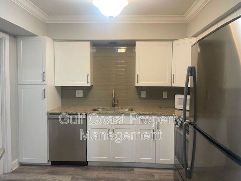 811 42nd St #C - Photo 4 of 14