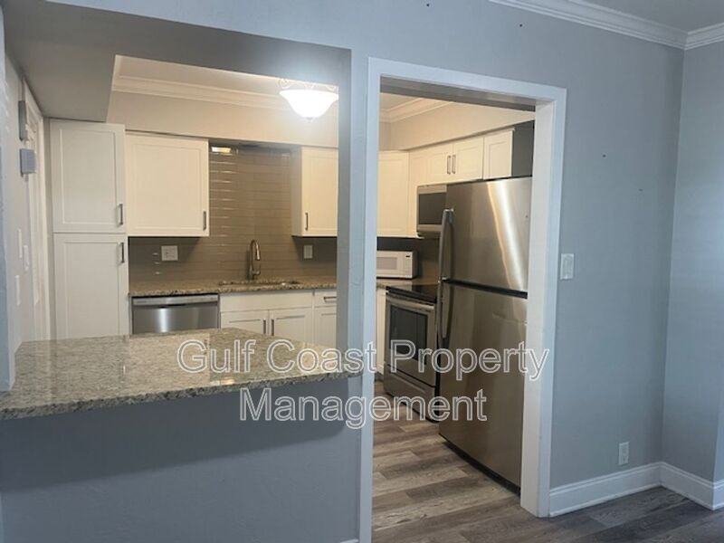 811 42nd St #C - Photo 6 of 14