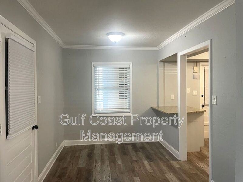 811 42nd St #C - Photo 7 of 14