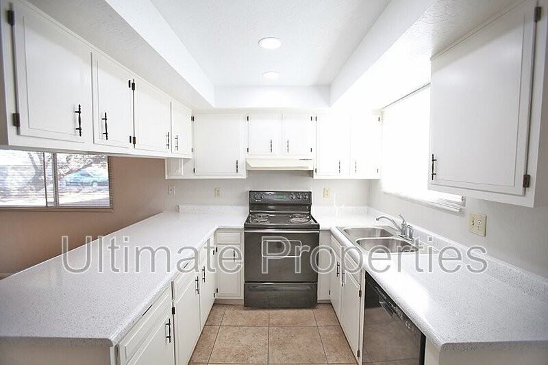 401 W Utopia Rd - Photo 2 of 10