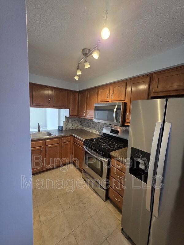 373 Scott Ln - Photo 5 of 15