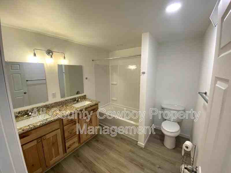 1710 1/2 Walsh Ct - Photo 3 of 7