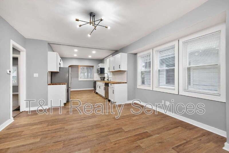 1927 N Dearborn St - Photo 7 of 32