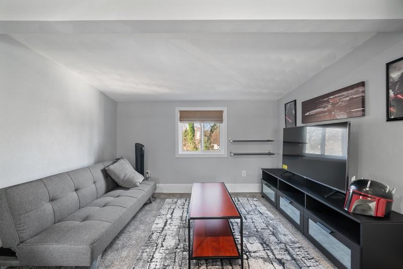 3221 Locust Ave - Photo 3 of 20