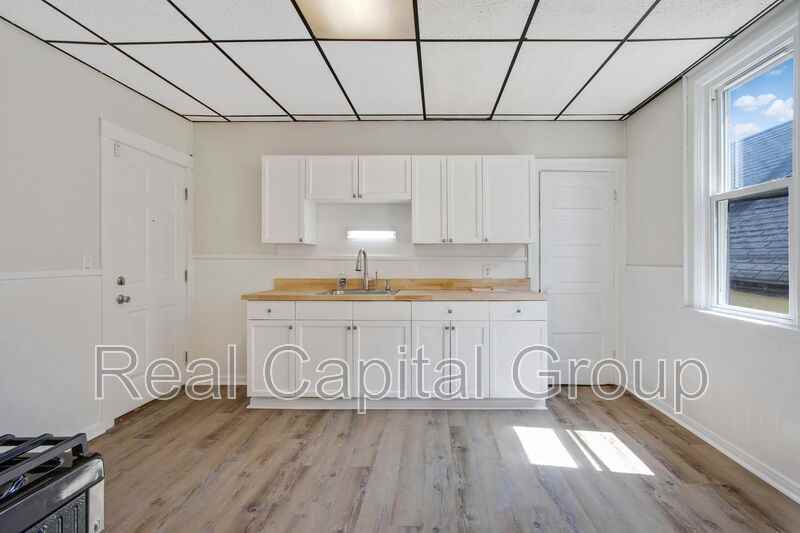 305 Cable St #2UPPER - Photo 7 of 22