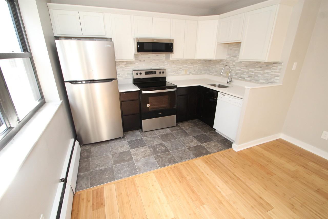 ANITA HALL -- 197 - Photo 3 of 35