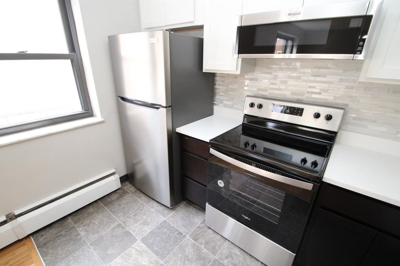 ANITA HALL -- 197 - Photo 5 of 35