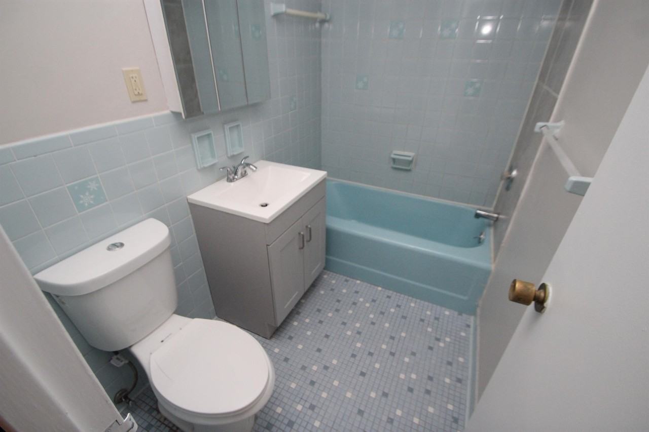 ANITA HALL -- 197 - Photo 6 of 35