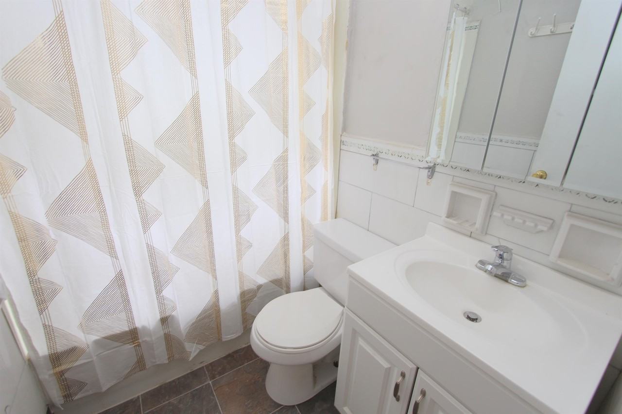 CENTRE COURT -- 158 - Photo 5 of 32