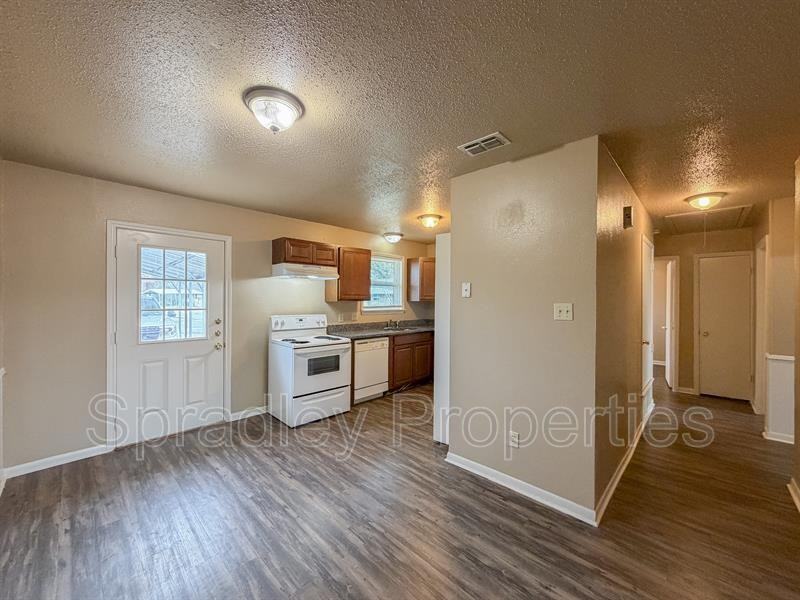 801 Apache Dr - Photo 5 of 12