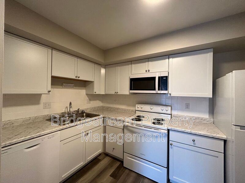 441 N Broadway St #3 - Photo 3 of 8