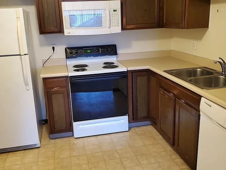 600-604 Northeast 4th Street - Photo 2 of 8