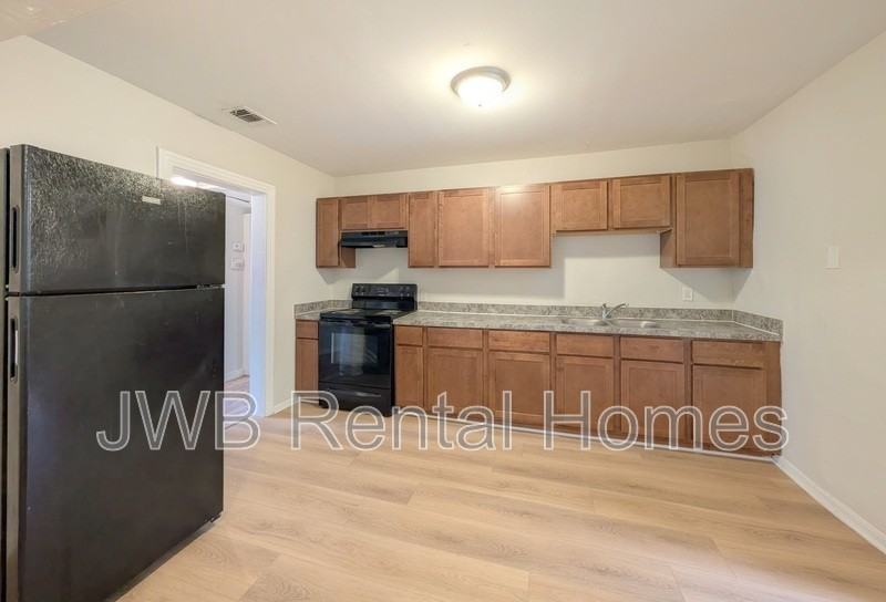 1634 Rosanne St - Photo 4 of 20