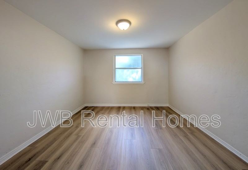 1634 Rosanne St - Photo 5 of 20