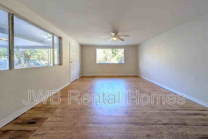 1634 Rosanne St - Photo 6 of 20