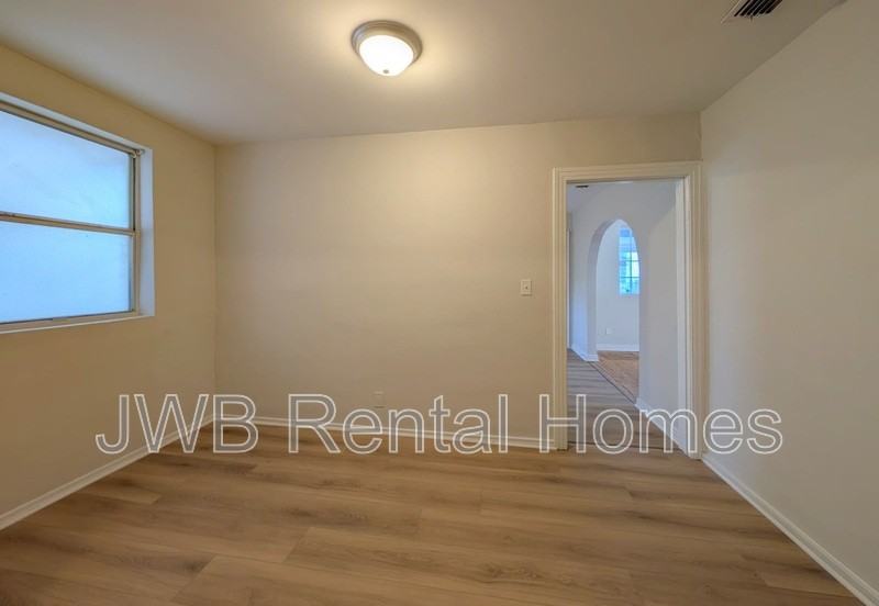 1634 Rosanne St - Photo 7 of 20