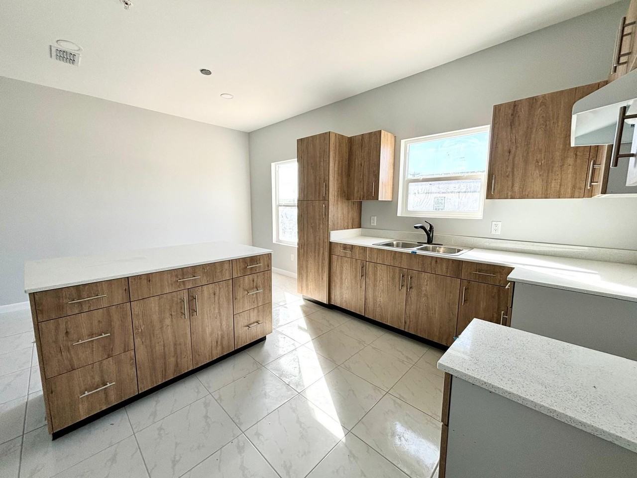 1503 West Saint Francis Avenue - Photo 2 of 20