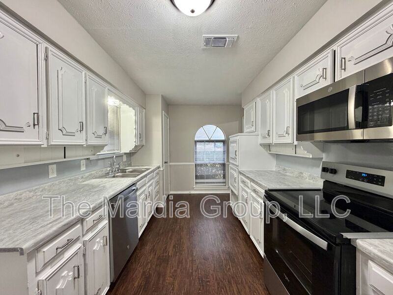 2744 S Cypress Cir - Photo 7 of 15