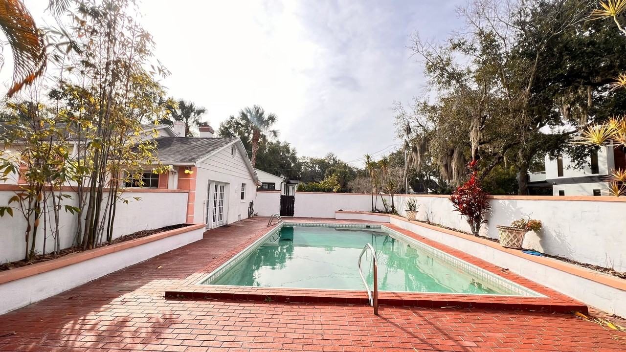 1807 N Park Ave - Photo 3 of 50