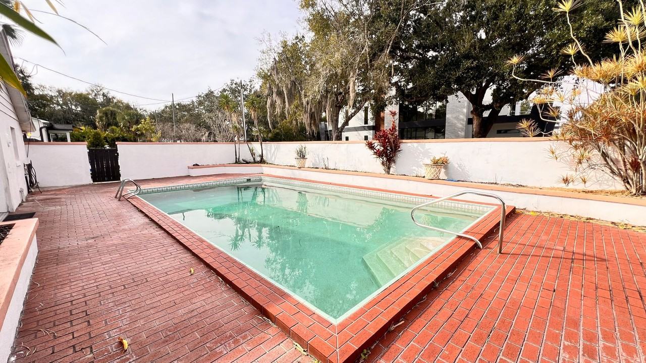 1807 N Park Ave - Photo 4 of 50