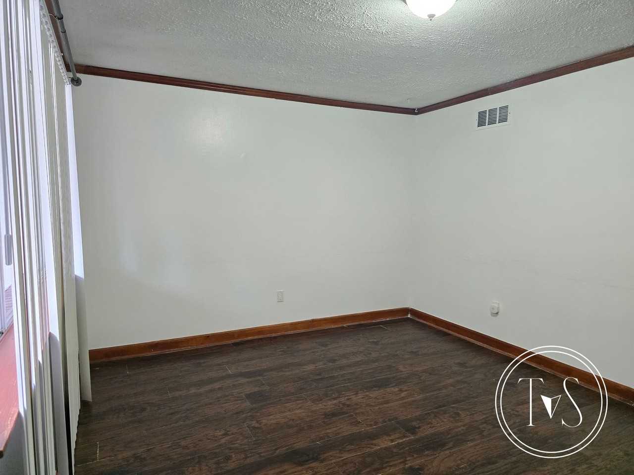 1617 E 59th St - Photo 7 of 26