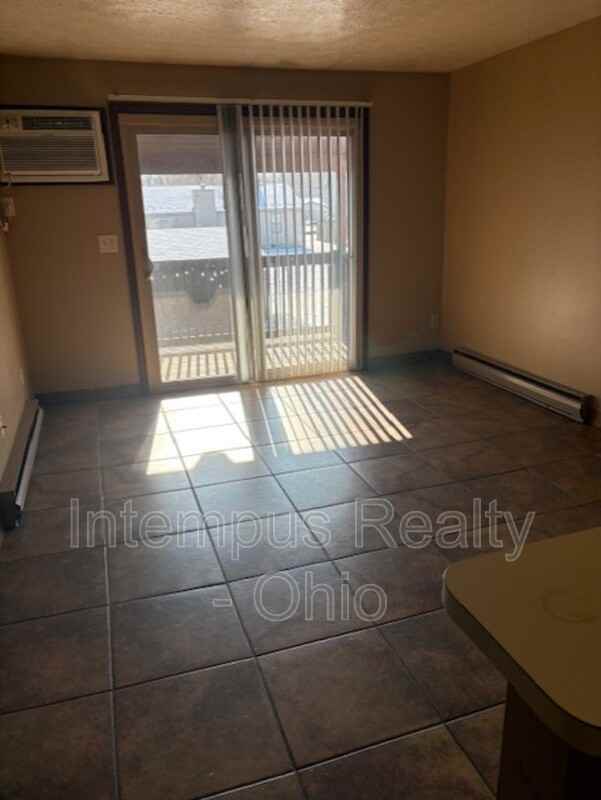 7469 Huntington Dr #5 - Photo 2 of 5