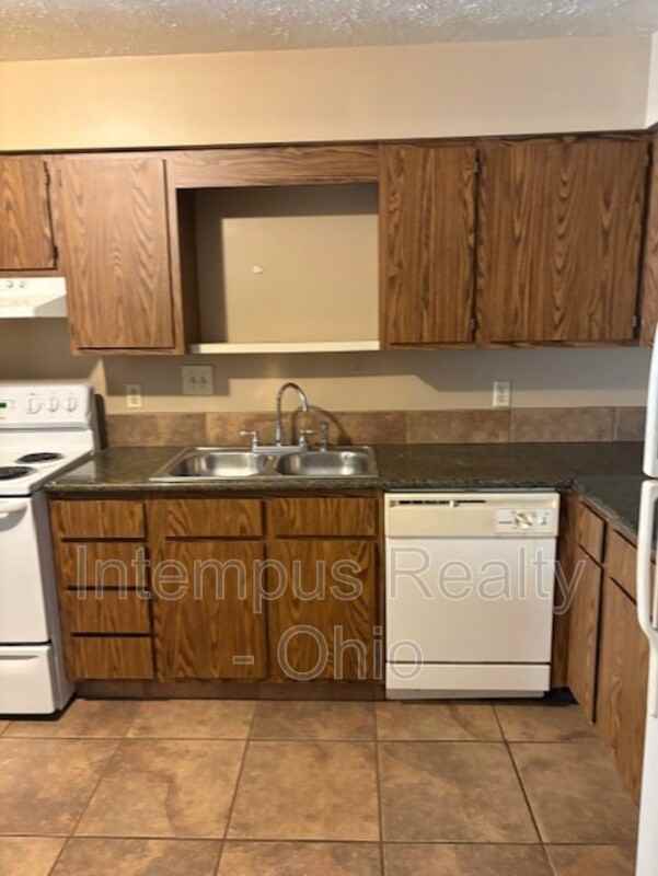 7469 Huntington Dr #5 - Photo 3 of 5