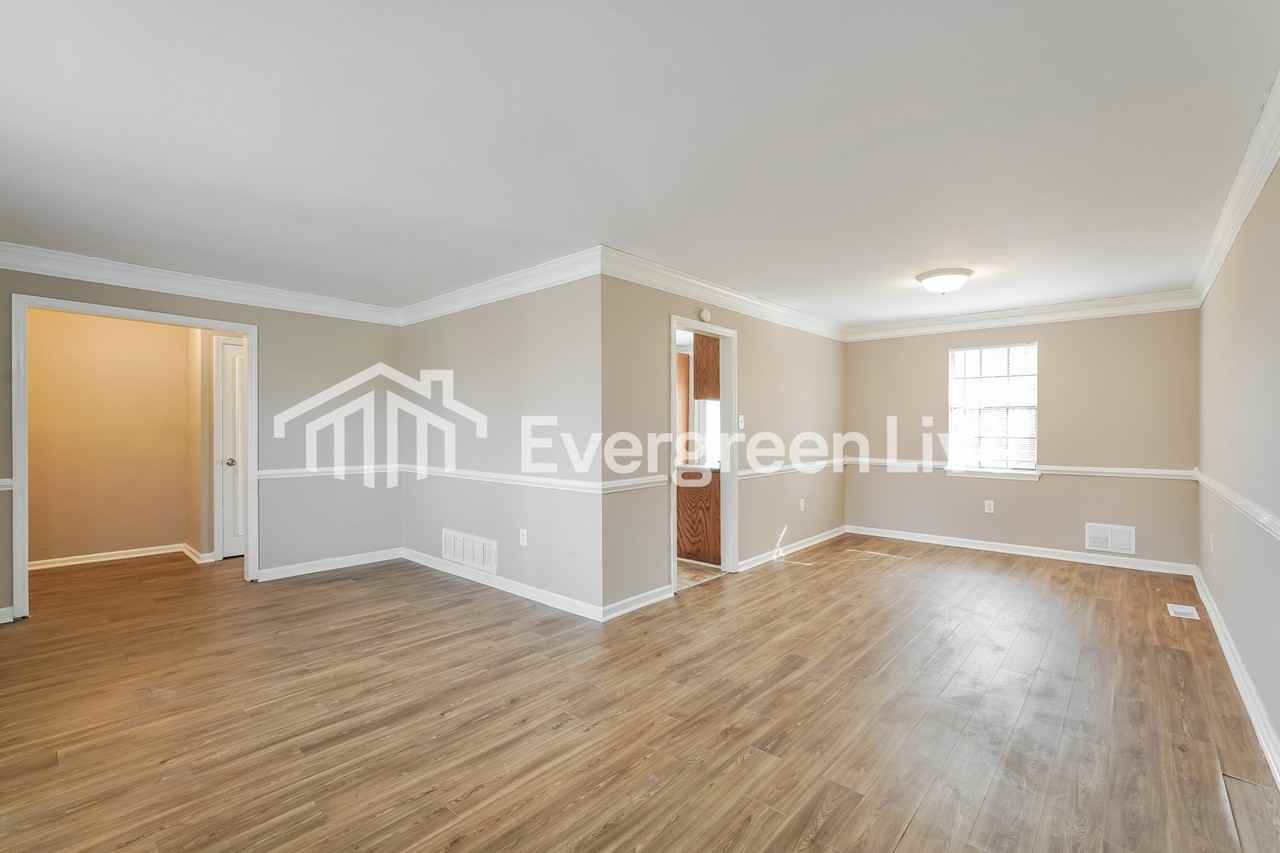 832 Brookfield Pkwy - Photo 3 of 15