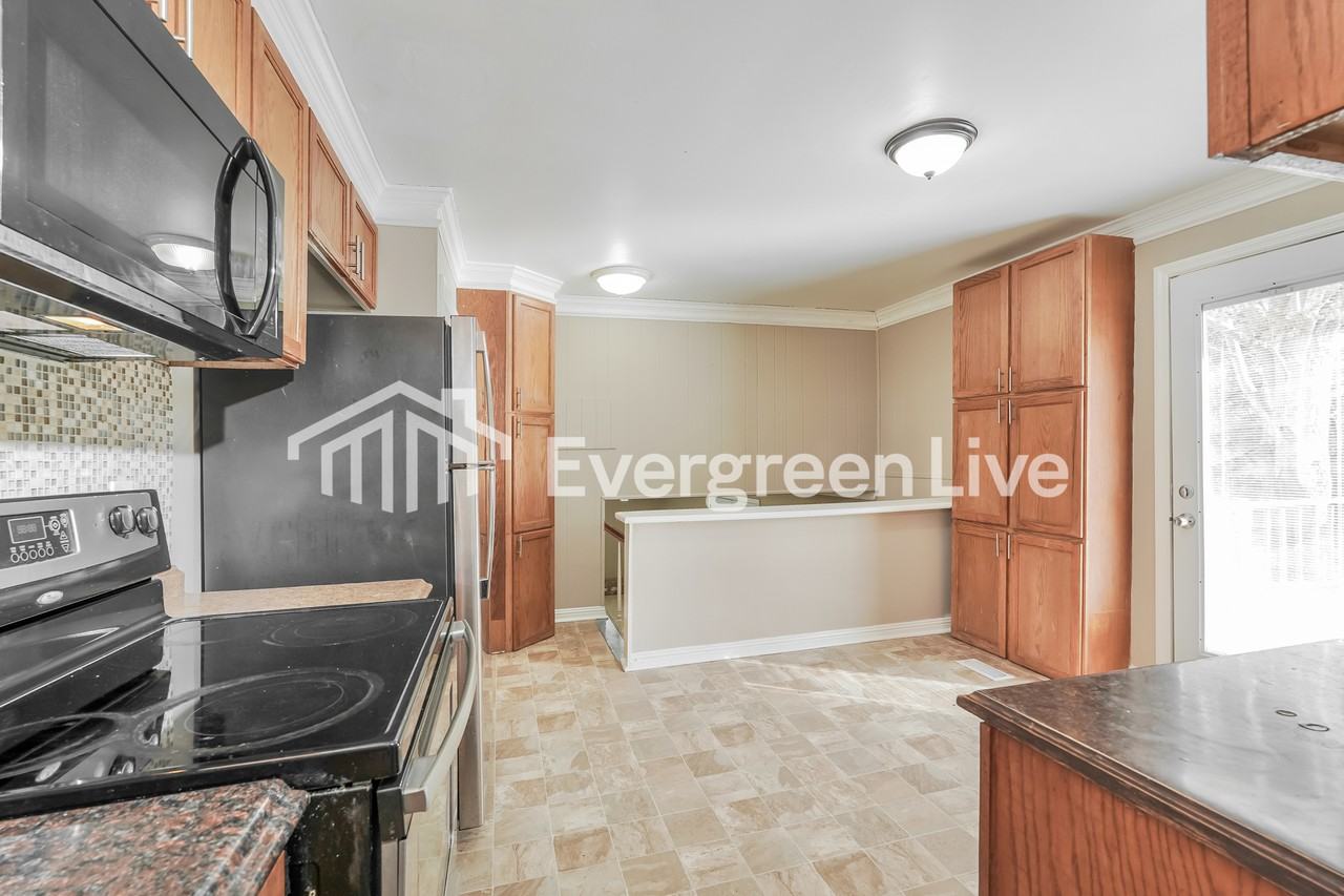 832 Brookfield Pkwy - Photo 4 of 15