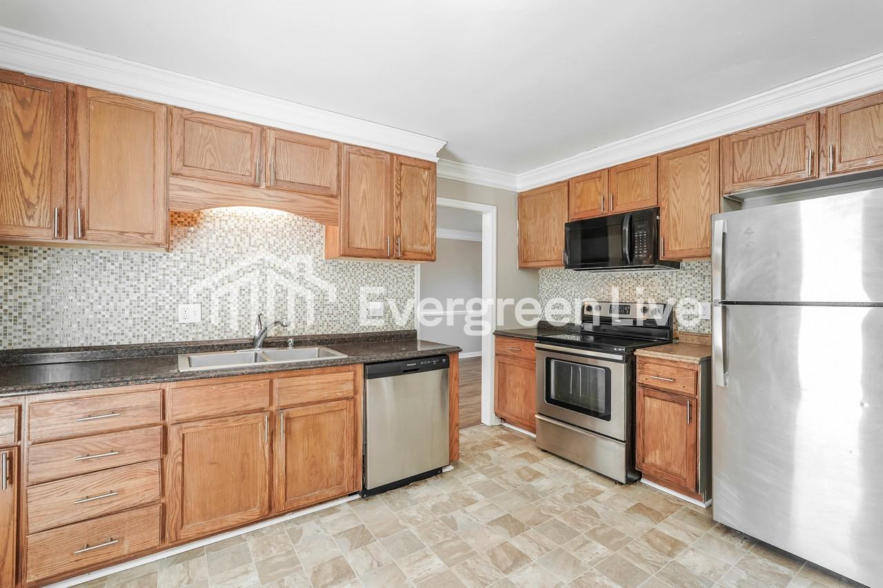 832 Brookfield Pkwy - Photo 5 of 15