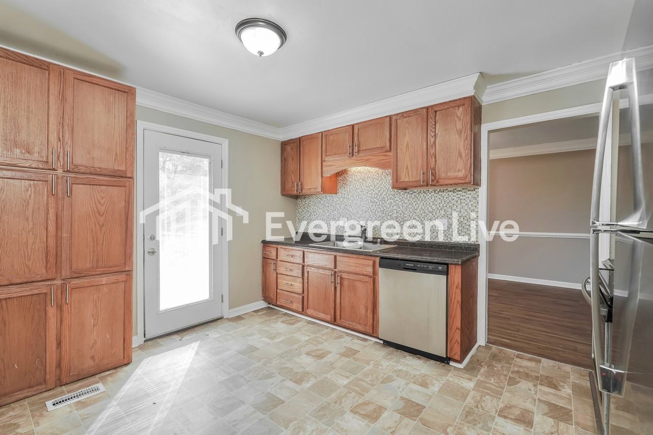 832 Brookfield Pkwy - Photo 6 of 15