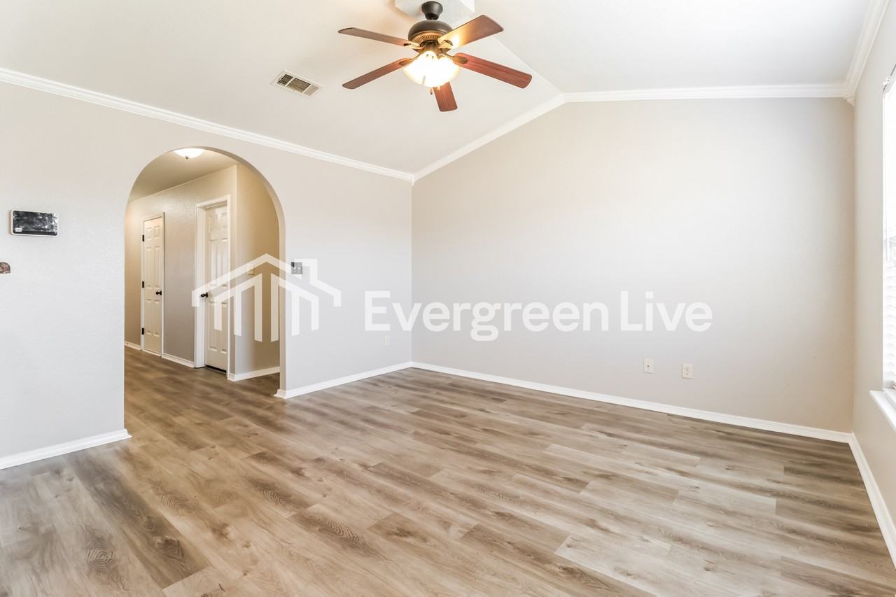 1115 Yarrow Dr - Photo 3 of 15