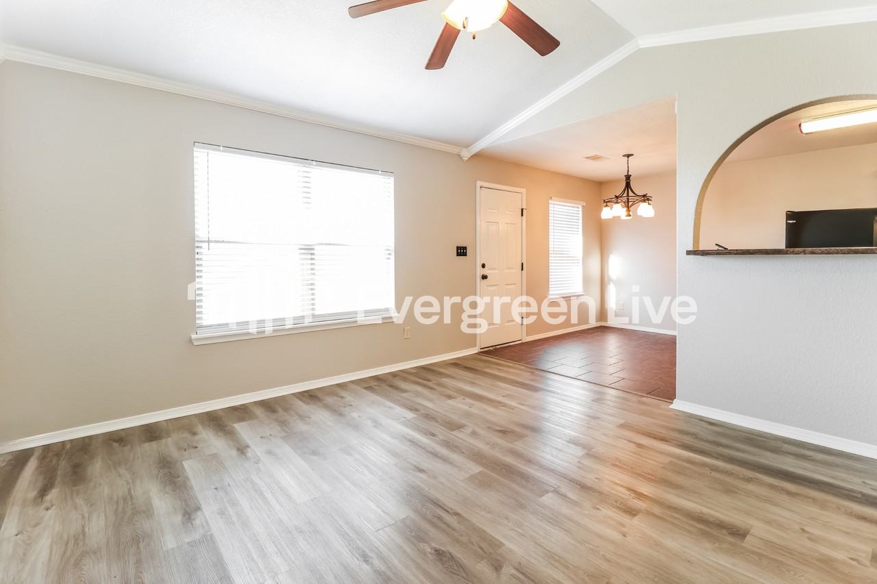 1115 Yarrow Dr - Photo 4 of 15