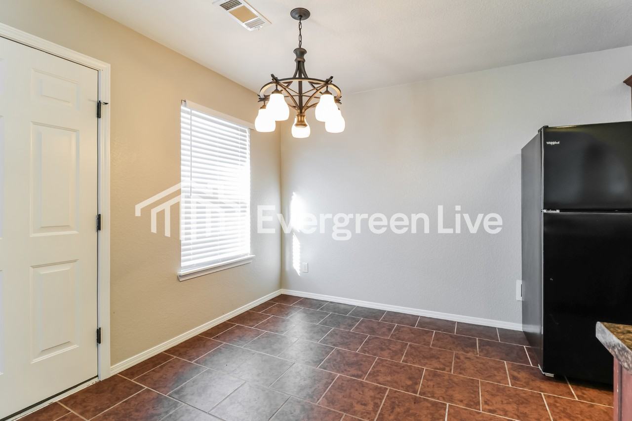 1115 Yarrow Dr - Photo 5 of 15