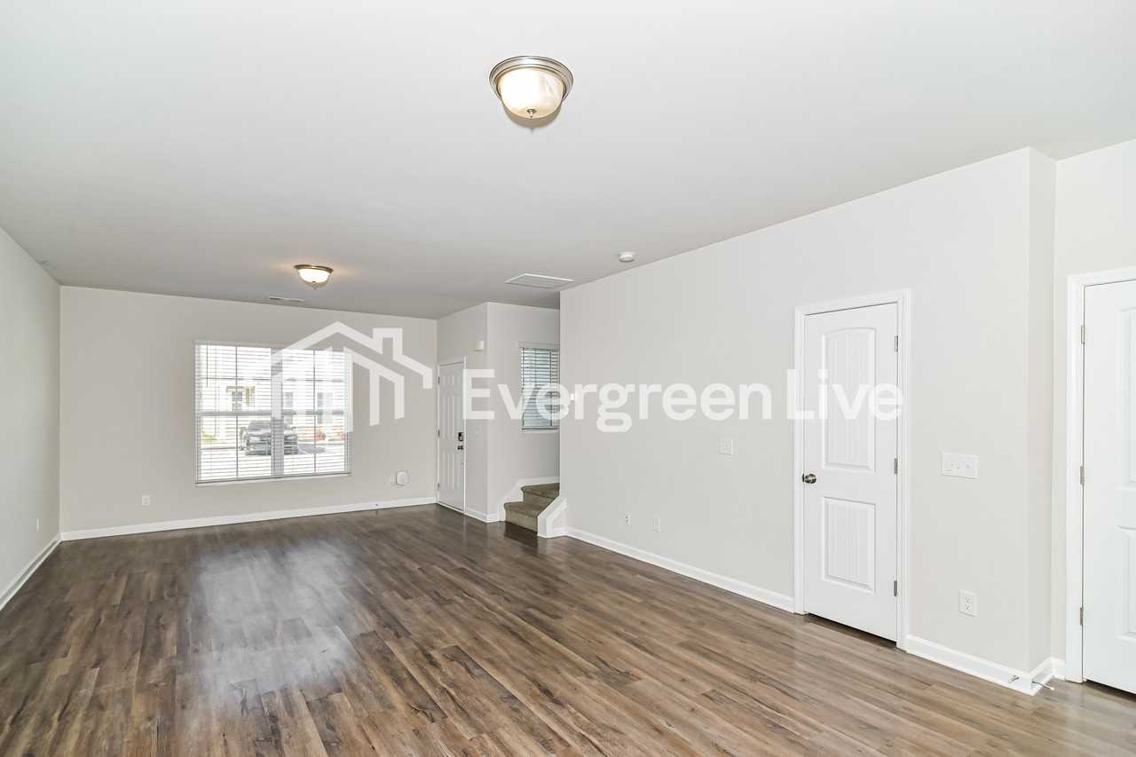 930 Hamilton Crossing Sq - Photo 3 of 16