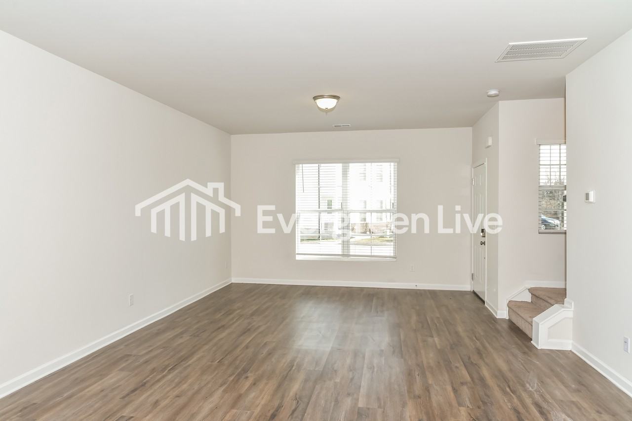 955 Hamilton Crossing Sq - Photo 3 of 16