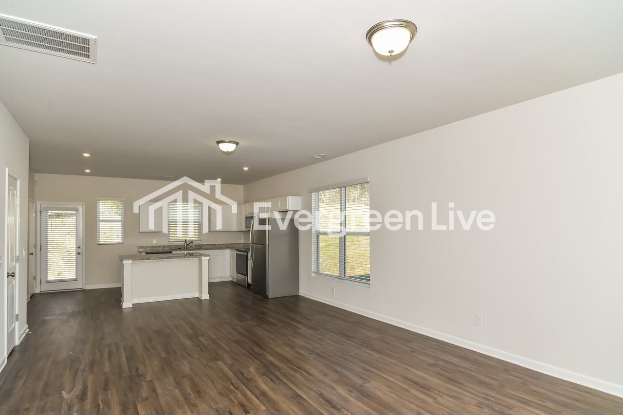 955 Hamilton Crossing Sq - Photo 5 of 16