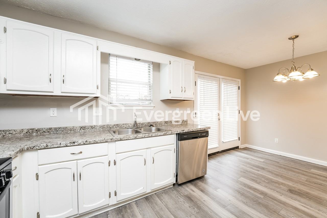 5552 La Fleur Trl - Photo 5 of 10