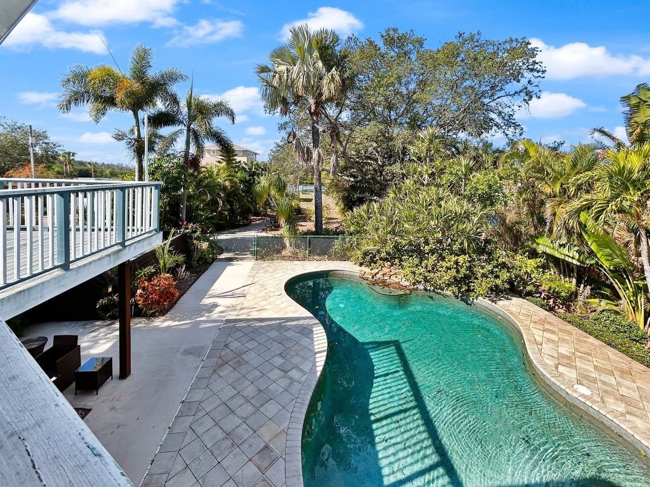 3033 Pineview Dr - Photo 3 of 33