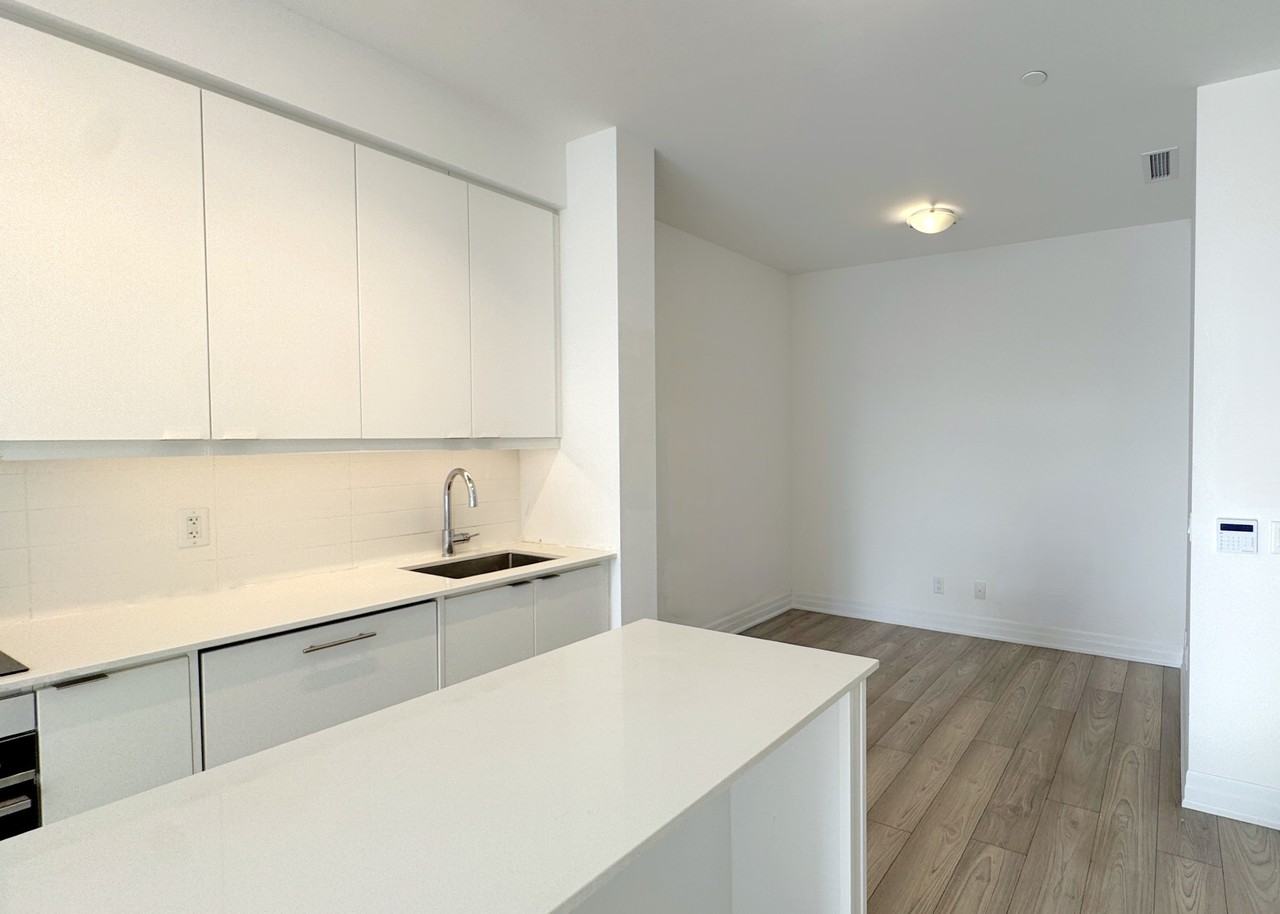 36 Elm Dr W #502 - Photo 3 of 16