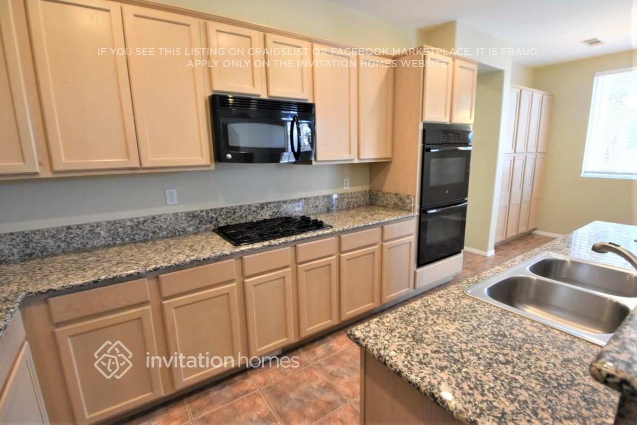 4829 Soaring Springs Ave - Photo 6 of 22