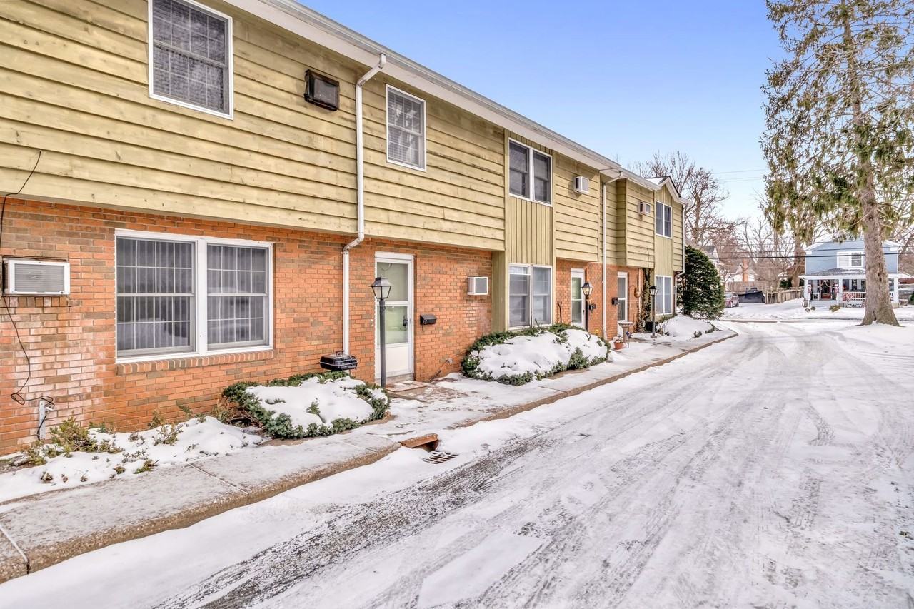 Spacious 2 Bedroom Townhome - Photo 3 of 18