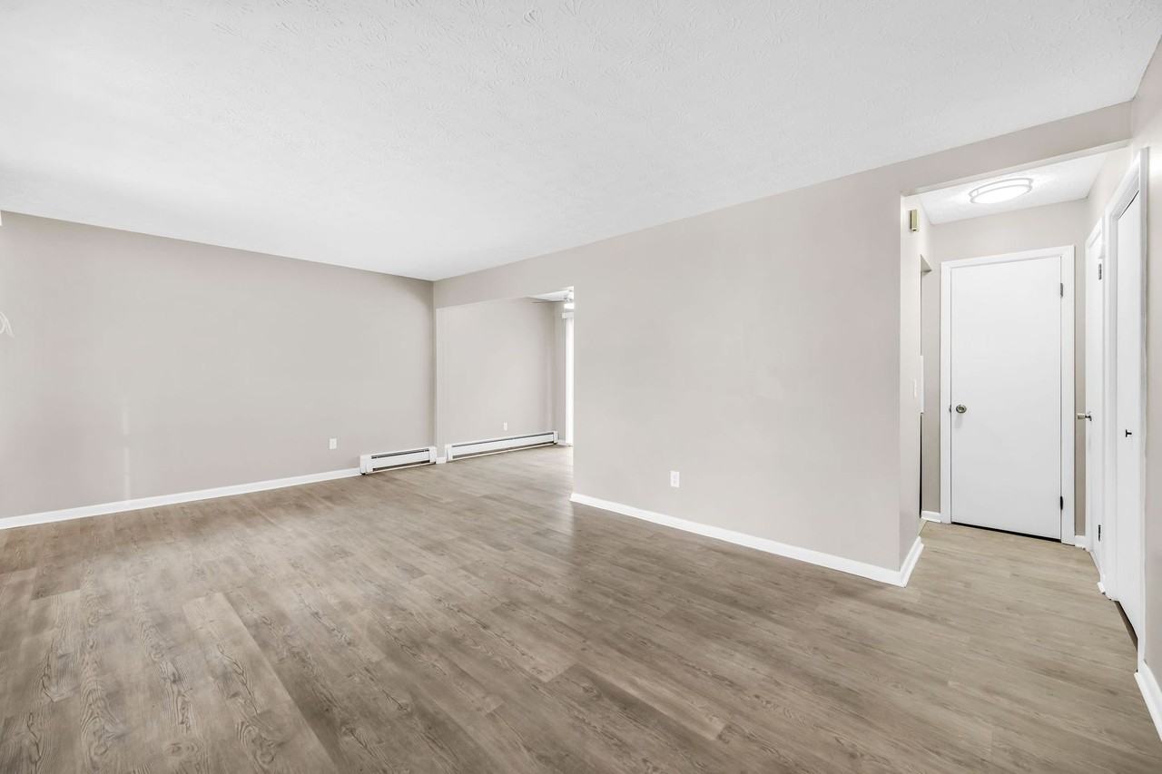 Spacious 2 Bedroom Townhome - Photo 4 of 18