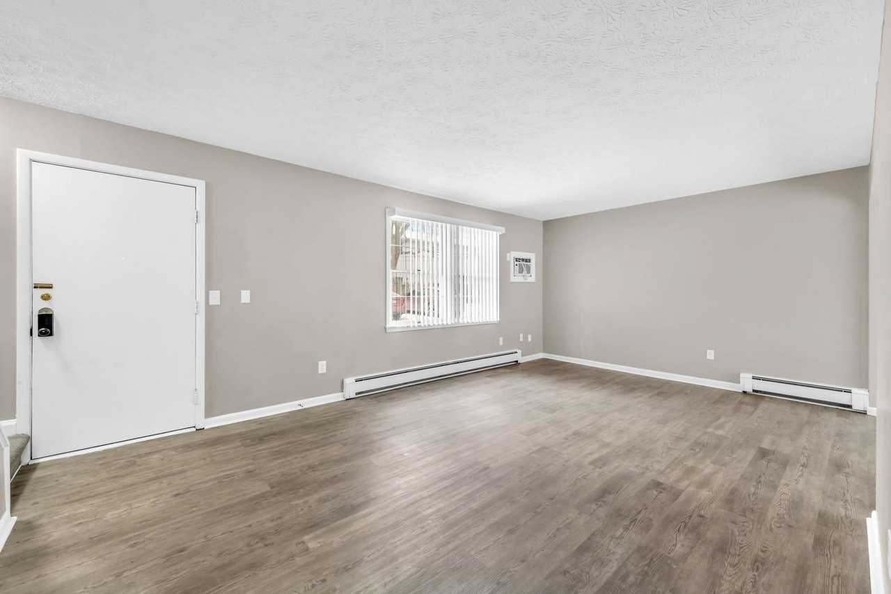 Spacious 2 Bedroom Townhome - Photo 5 of 18