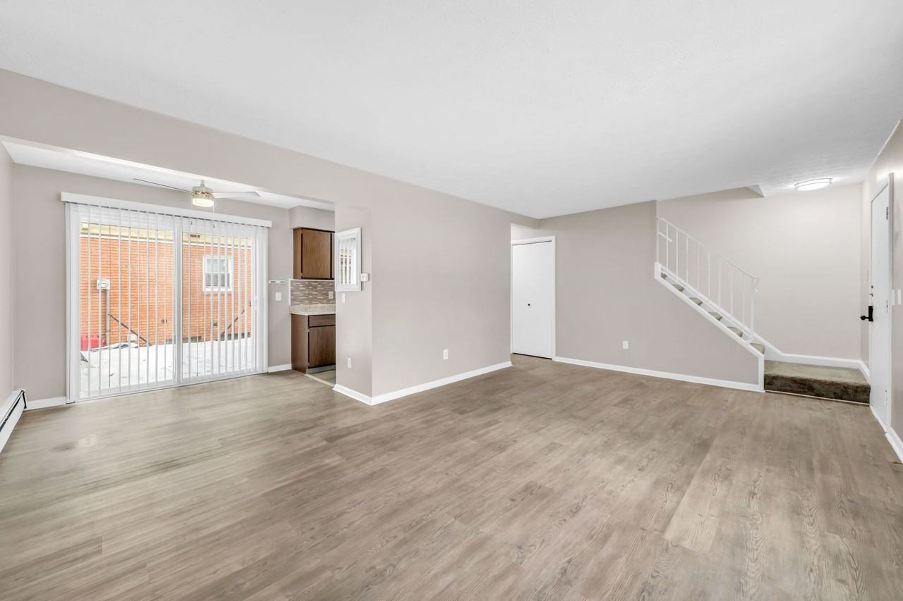 Spacious 2 Bedroom Townhome - Photo 6 of 18
