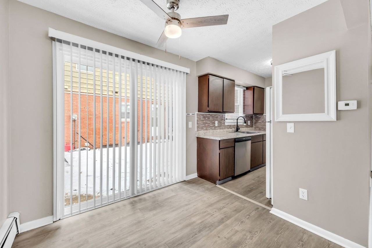 Spacious 2 Bedroom Townhome - Photo 7 of 18
