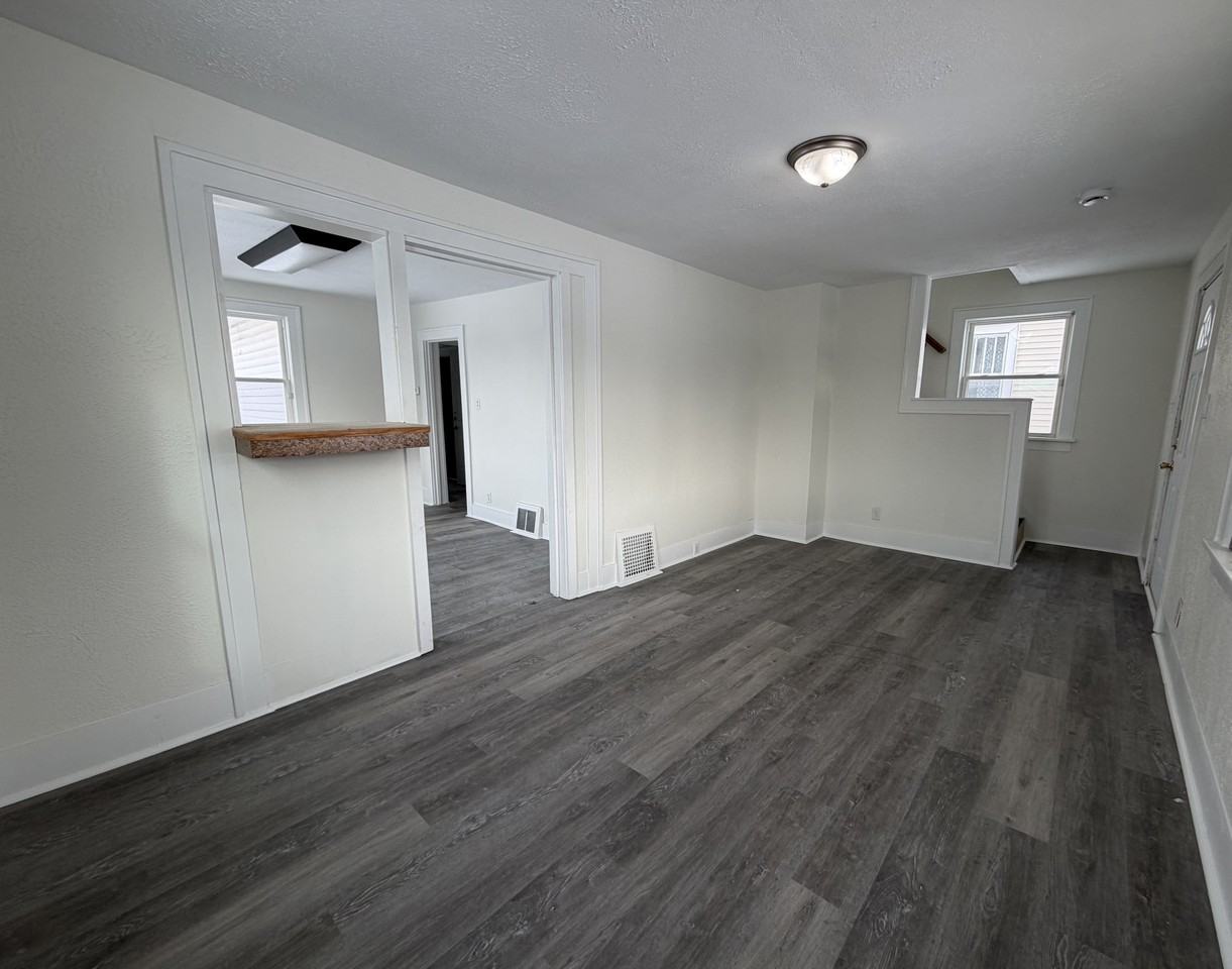 111 E Eckman St #NA - Photo 3 of 13