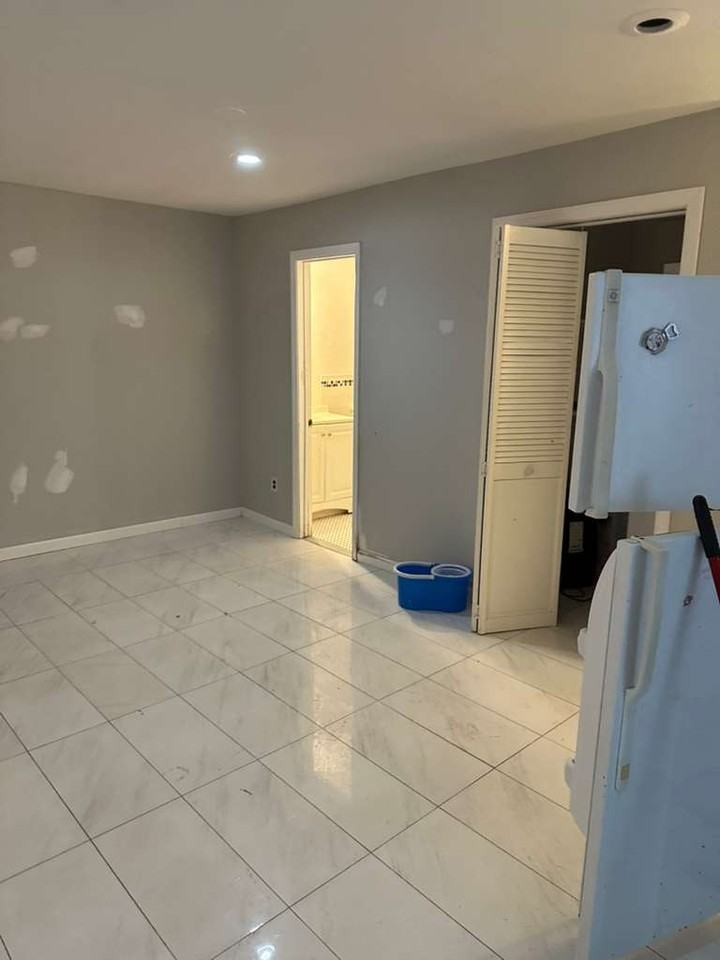 402 Kennedy Dr #402 - Photo 3 of 8